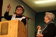Gut drauf: Bedienung Maria alias Richard Süßmeier hielt wieder die Starkbierrede beim Maximator Starkbieranstich im Augustier-Keller (©Foto: Martin Schmitz)